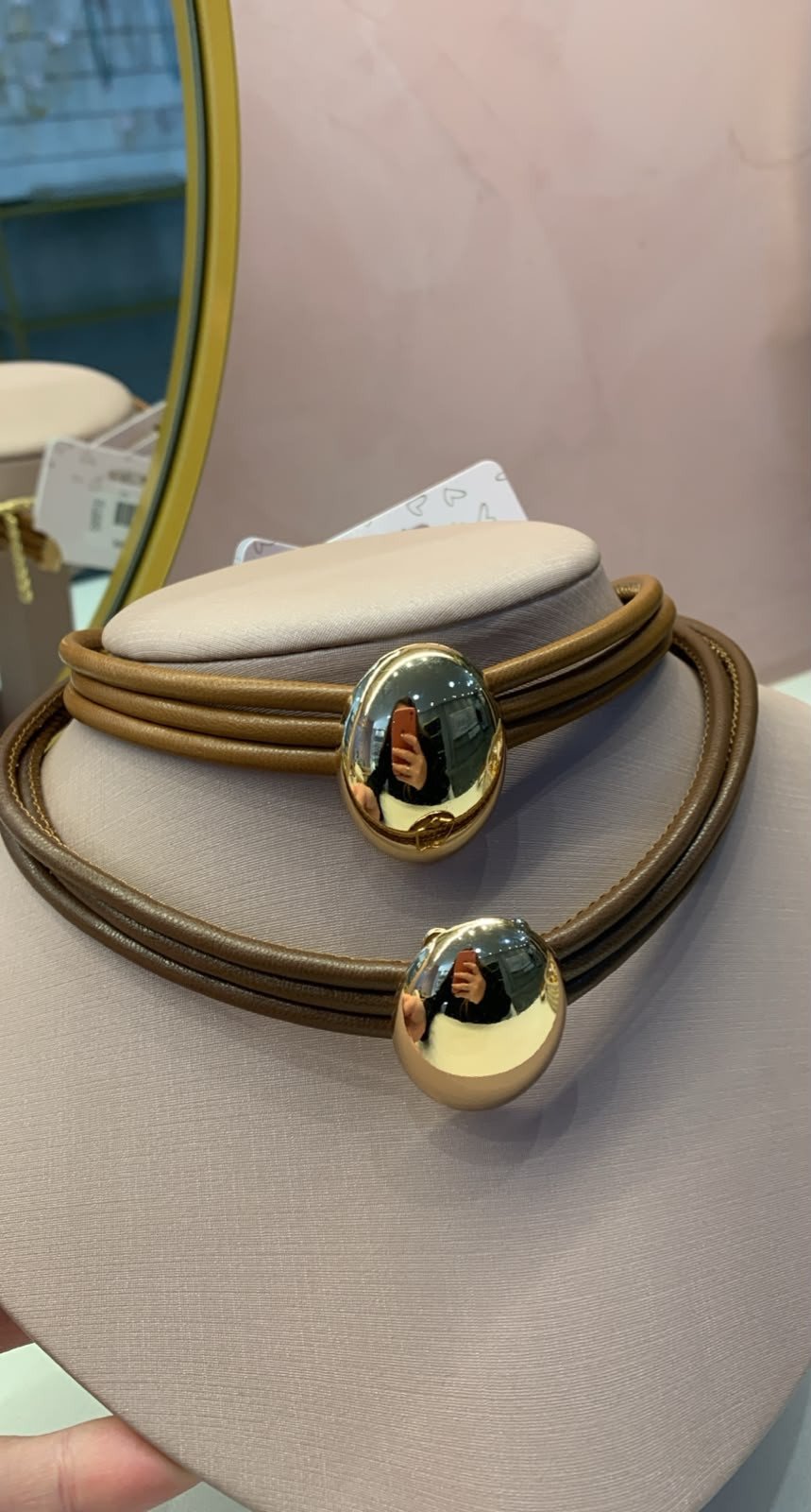 - Choker