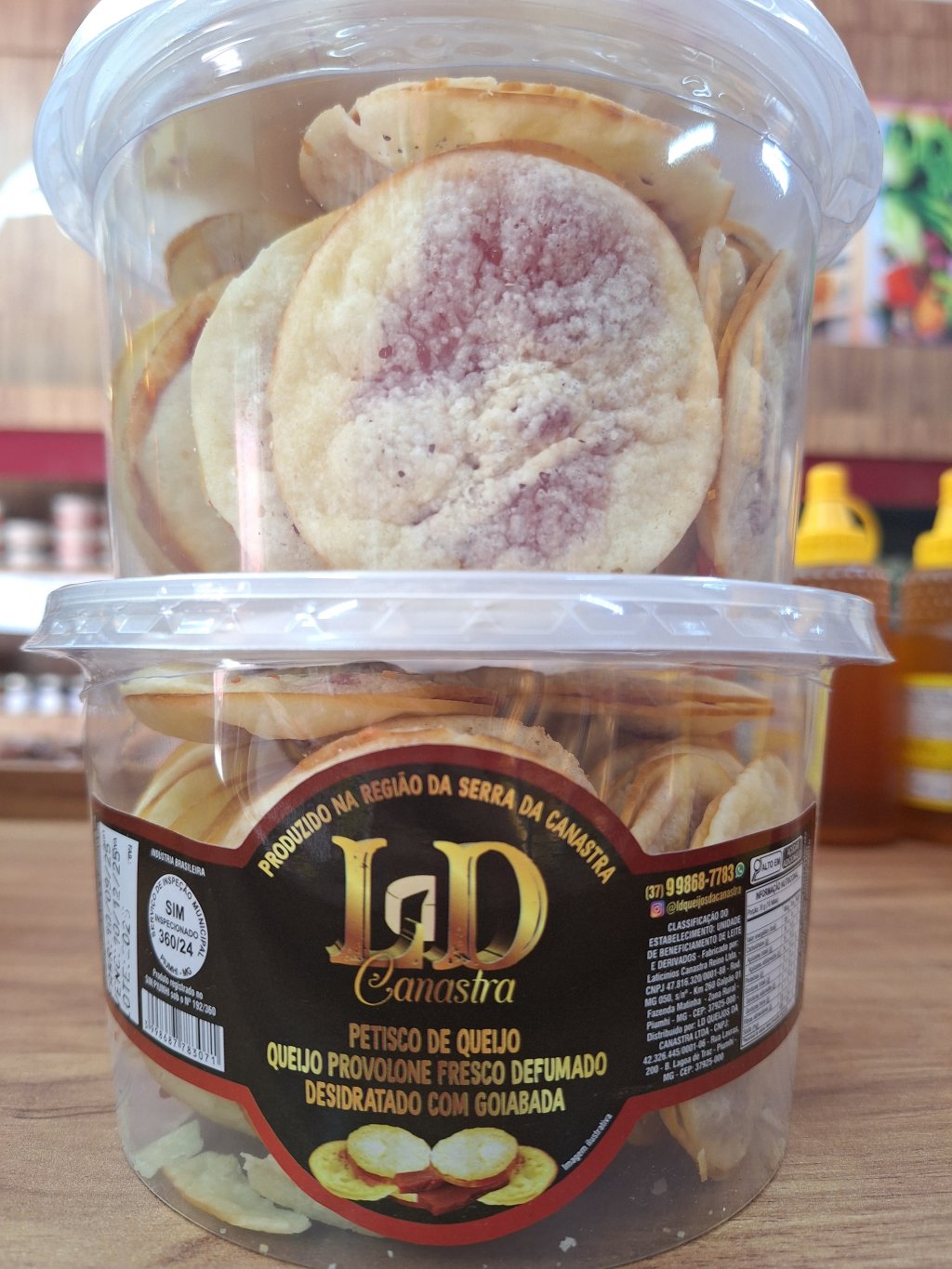 Petisco de queijo provolone fresco defumado desidratado c/ goiabada 