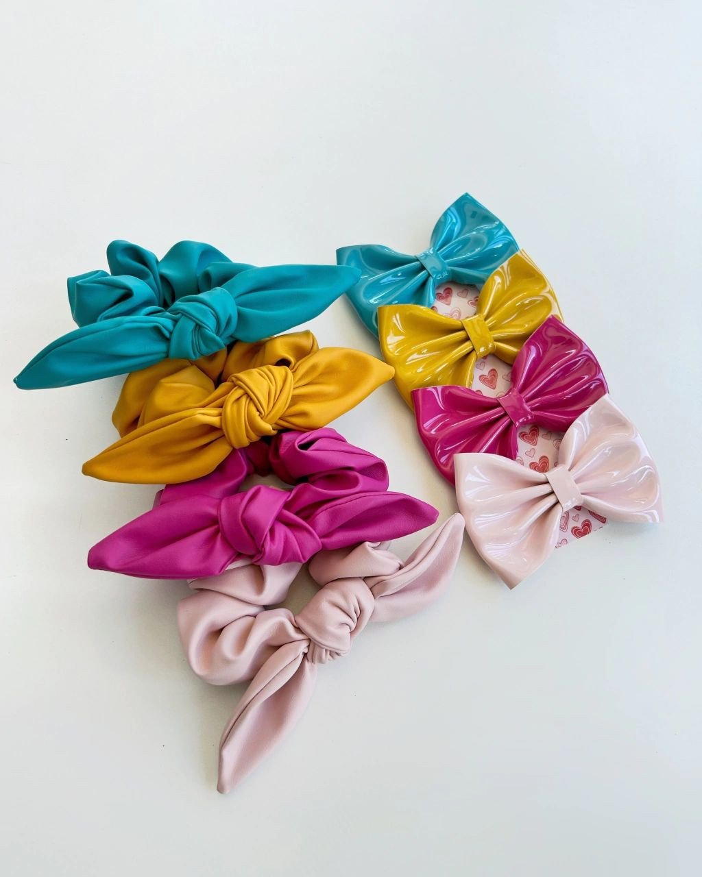 Kit 8 Acessórios Mãe e Filha (4 Scrunchies Corino + 4 Laços Verniz M)