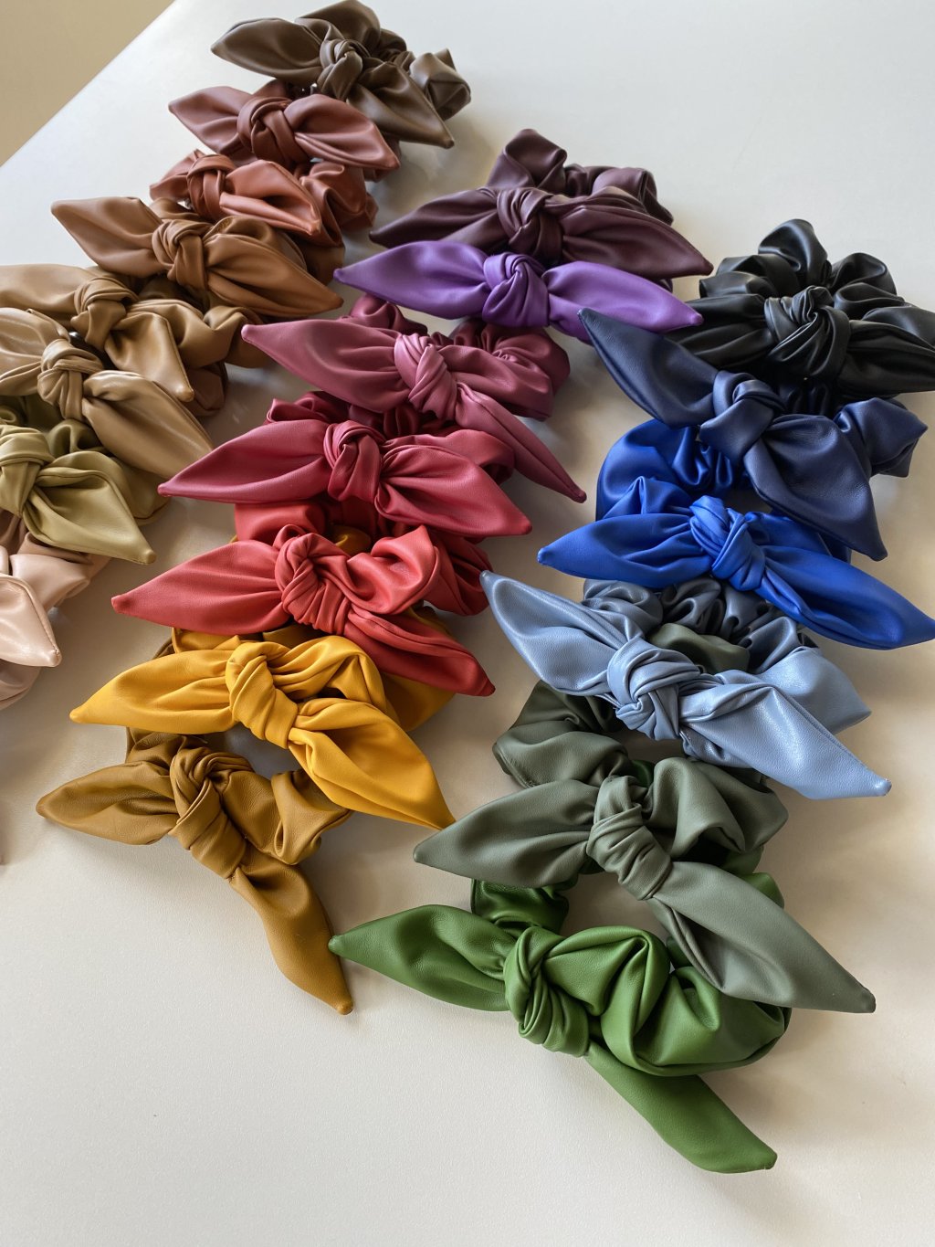 Kit 10 Scrunchies (xuxinhas) em Corino