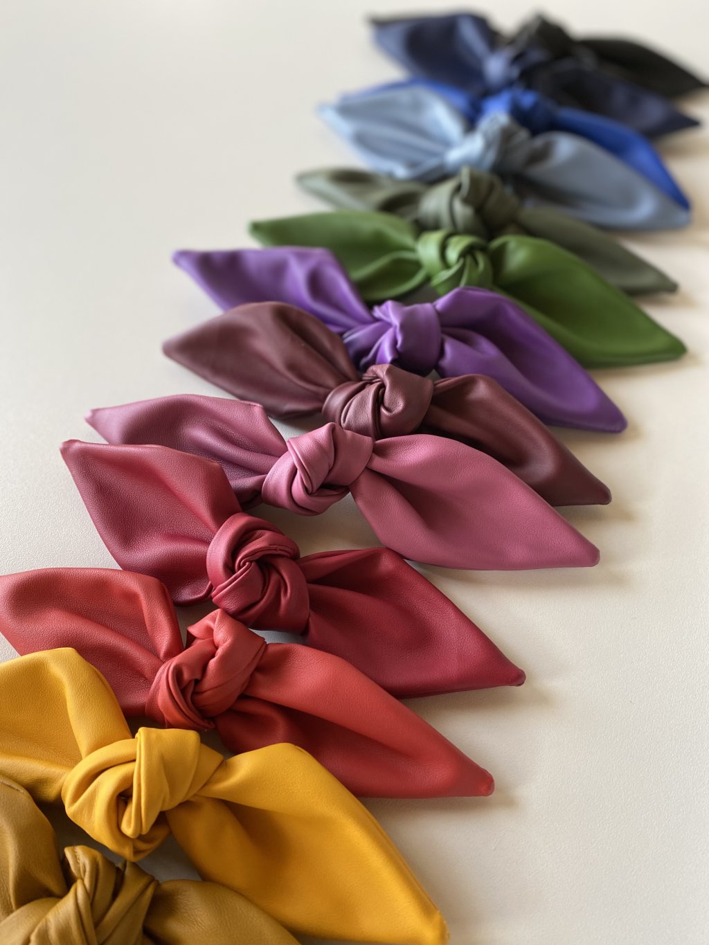 Kit 10 Laços Petal Corino na Presilha