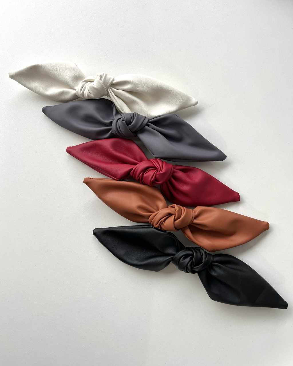 Kit 5 Laços Petal Corino na Presilha - Coleção Outono/Inverno 25