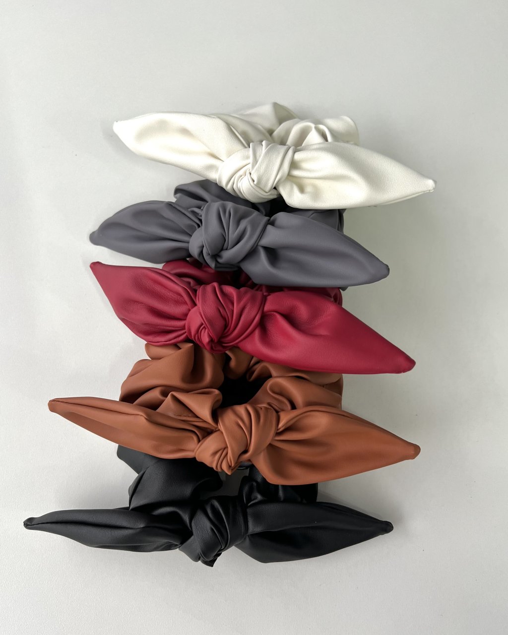 Kit 5 Scrunchies (xuxinhas) em Corino - Coleção Outono/Inverno 25