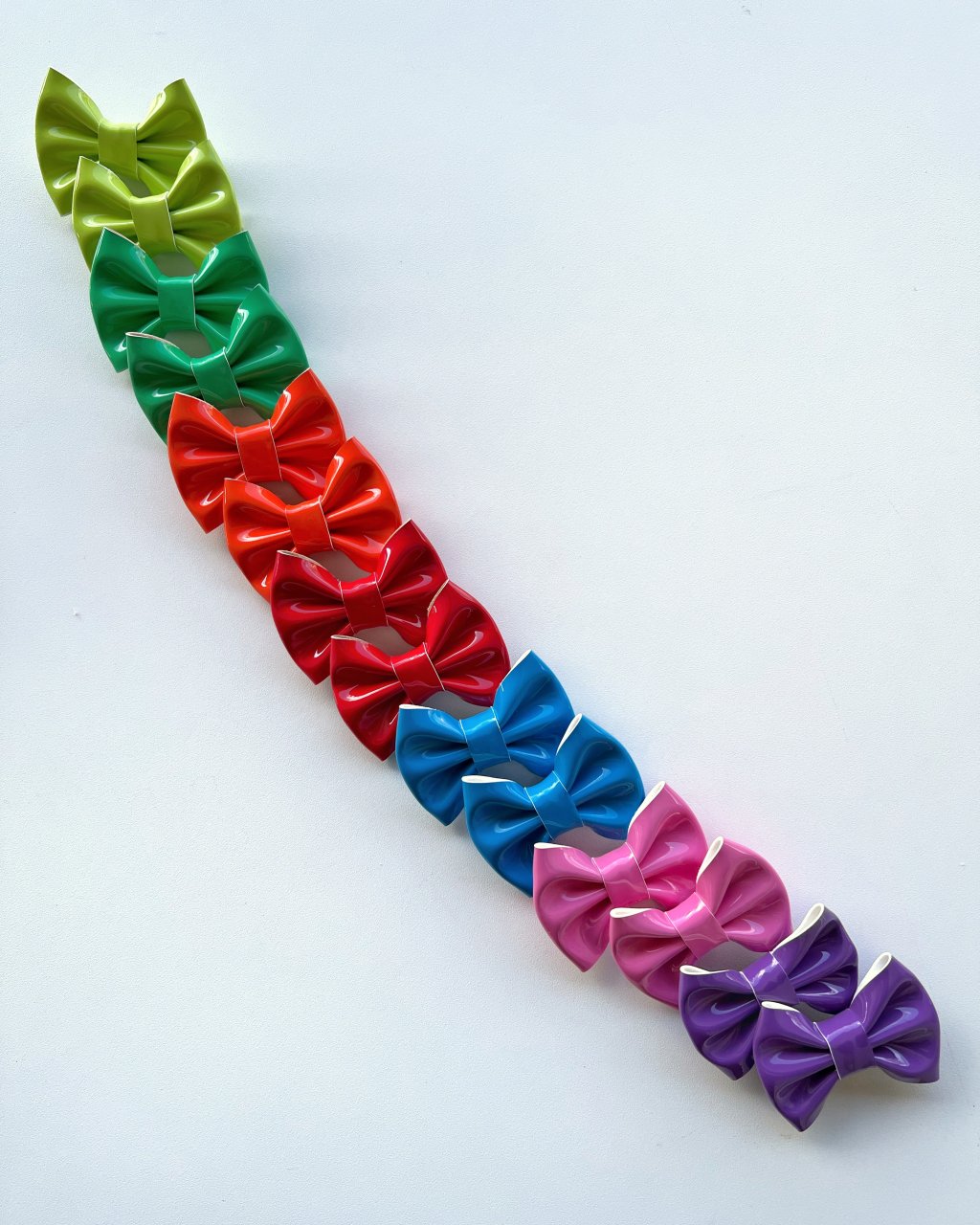 Kit 14 Laços em Verniz Tamanho P no Bico de Pato (7 pares) - Coleção Rainbow
