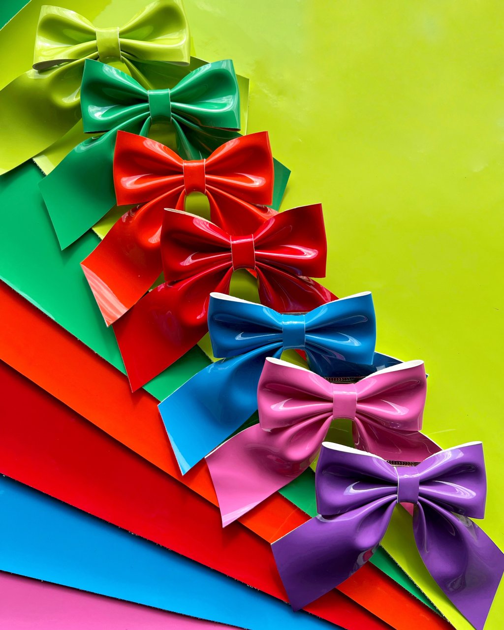 Kit 7 Laços Bruna M em Verniz na Presilha com Trava - Coleção Rainbow