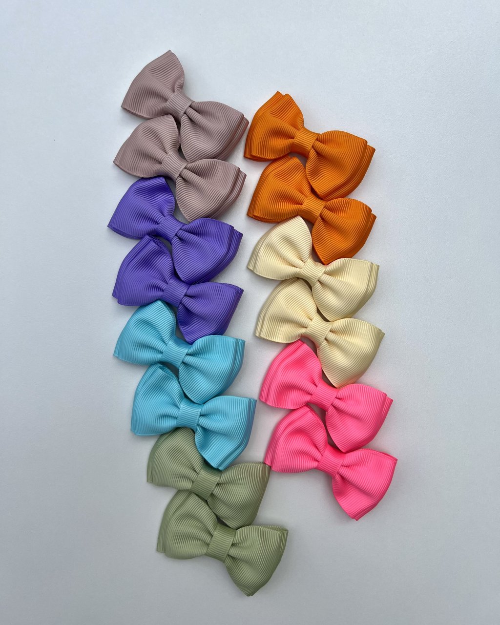 Kit 14 Laços Gravata Dupla Gorgurão Tamanho Pequeno no Bico de Pato (7 pares) - Coleção Verão 25