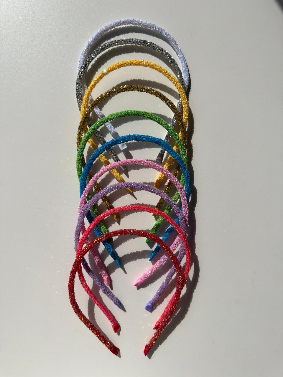 Kit 10 Tiaras Tubo Strass Glitter - Coleção Verão 26