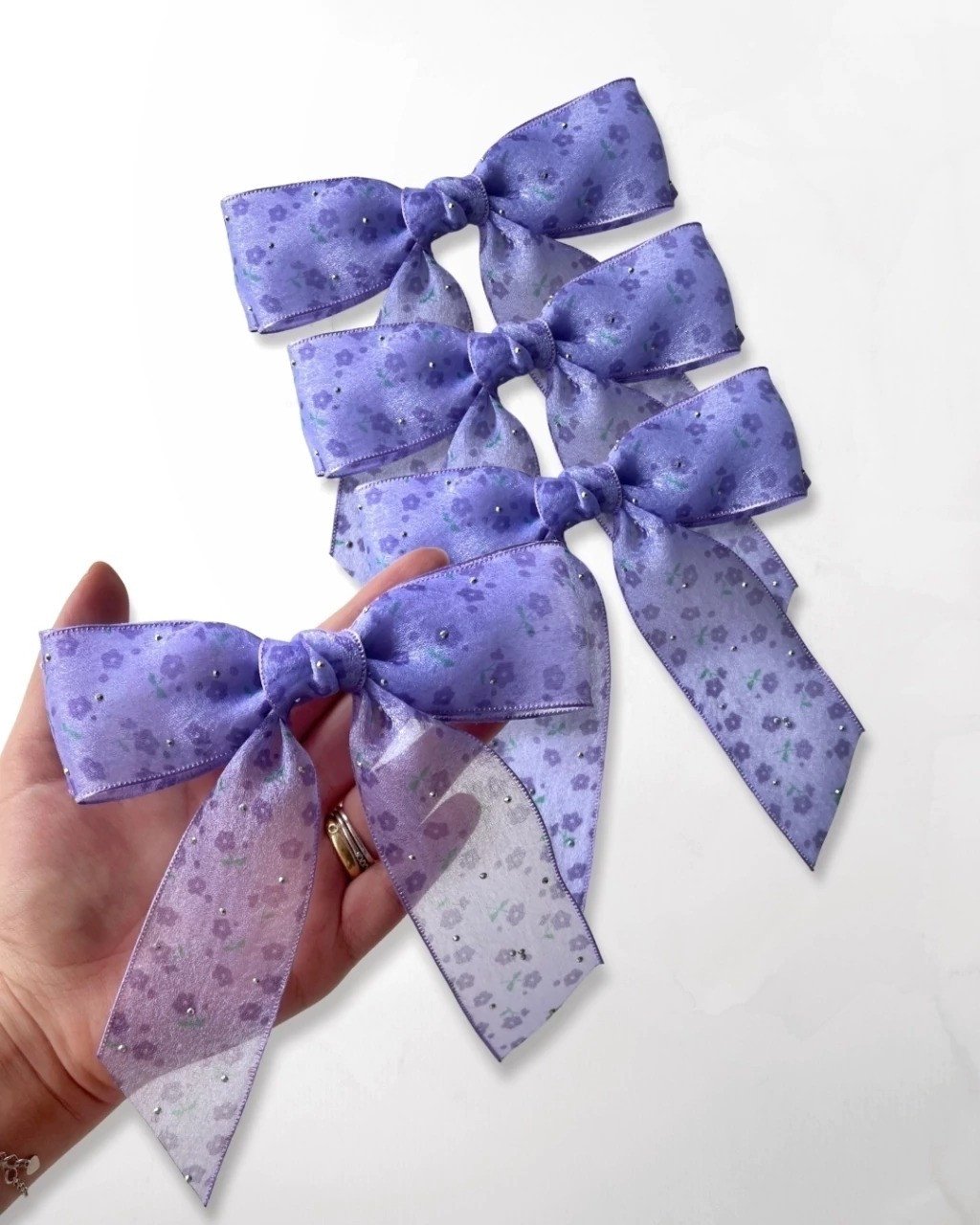Kit 4 Laços em Organza Lilás Estampa Florida com Strass