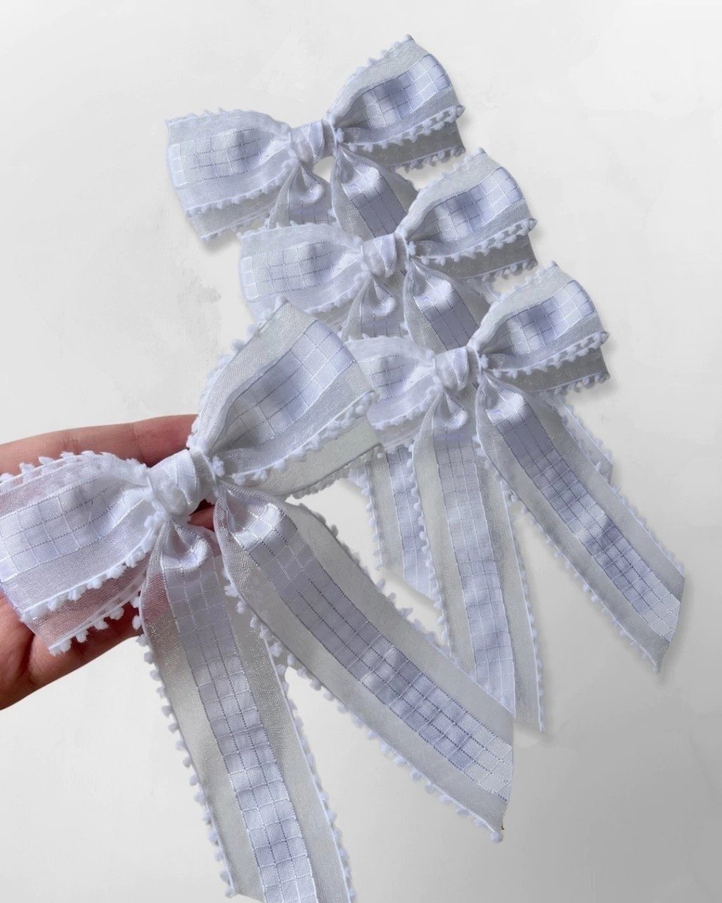 Kit 4 Laços Branco Organza Trabalhada com Pompons na Presilha