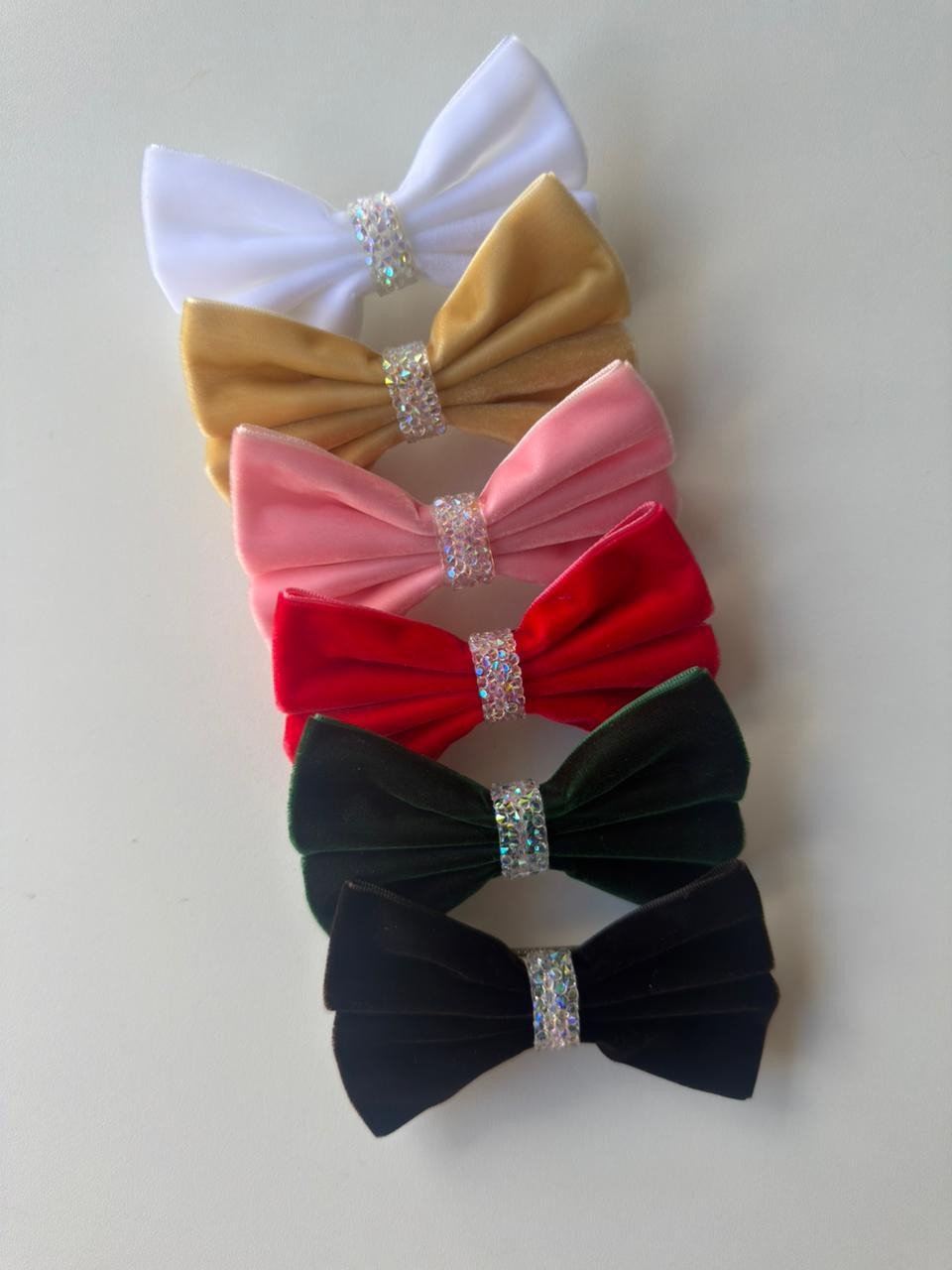 Kit 6 Laços Sofia Veludo Médio com acabamento Strass no Bico de Pato - Coleção Outono/Inverno 26