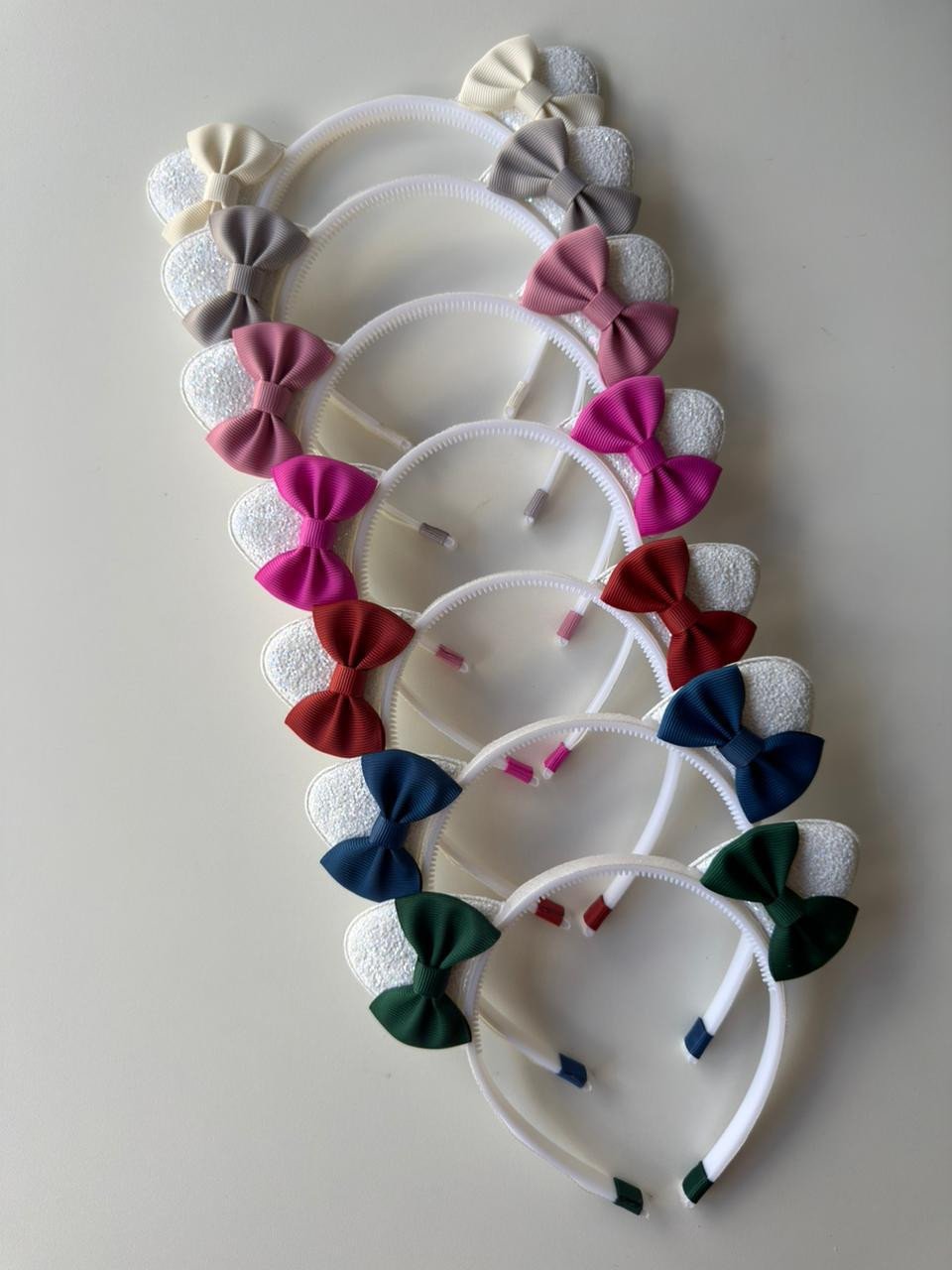 Kit 7 Tiaras Gatinho com Laço - Tiaras com orelhinhas de strass e laço em gorgurão - Coleção Outono/Inverno 26