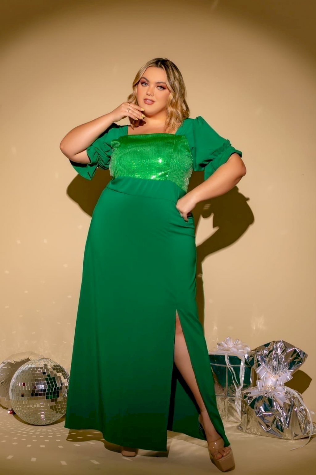 Vestido longo com paetê. 502