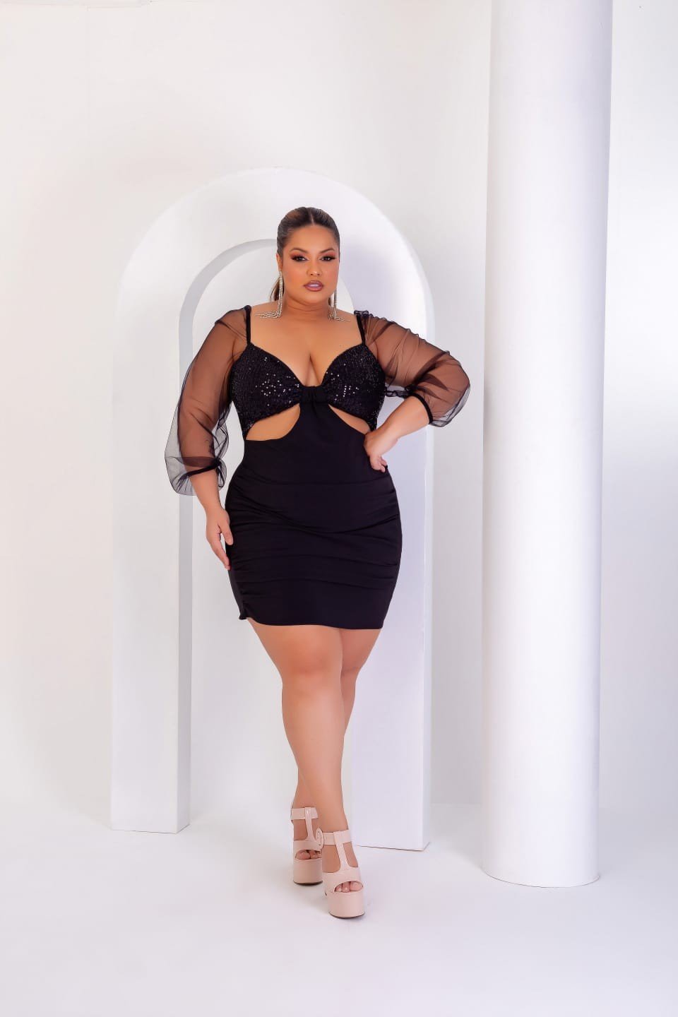 Vestido com paetê e tule na manga. Ref: 975