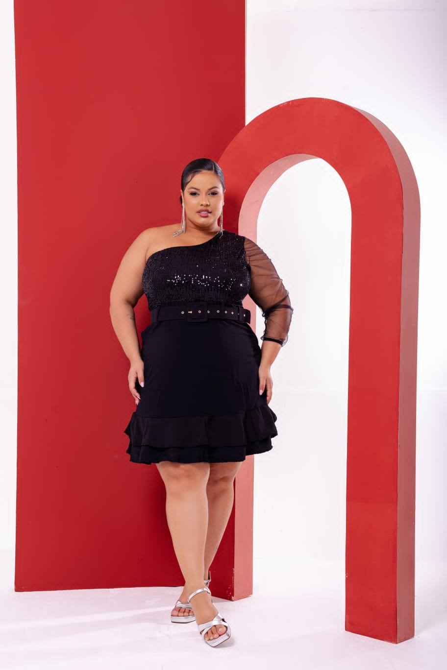 Vestido paetê com 1 manga de tule.  Ref: 1301