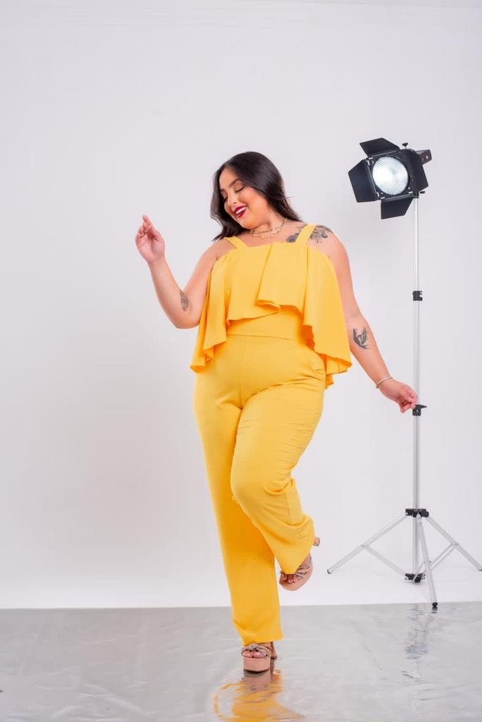 Macacão longo com babado midsize. Ref: 1250