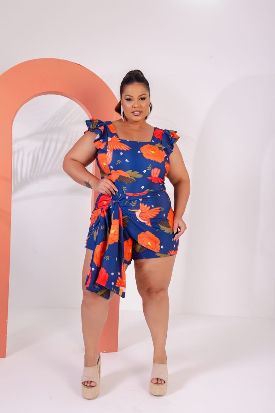 Macaquinho manga babadinho e laço lateral. Ref: 1358