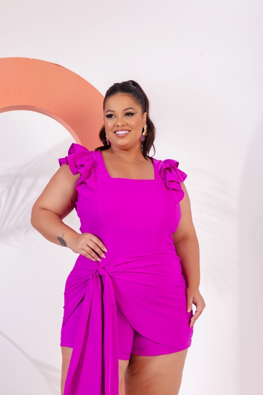 Macaquinho liso manguinha babado e laço lateral. Ref: 1365