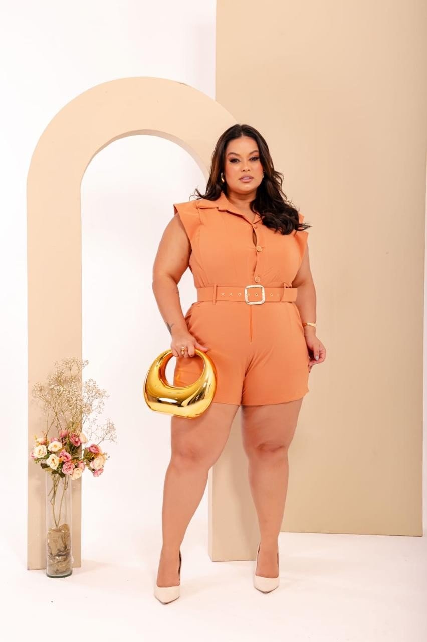 Macaquinho com cinto e botão coberto na frente ref 1555