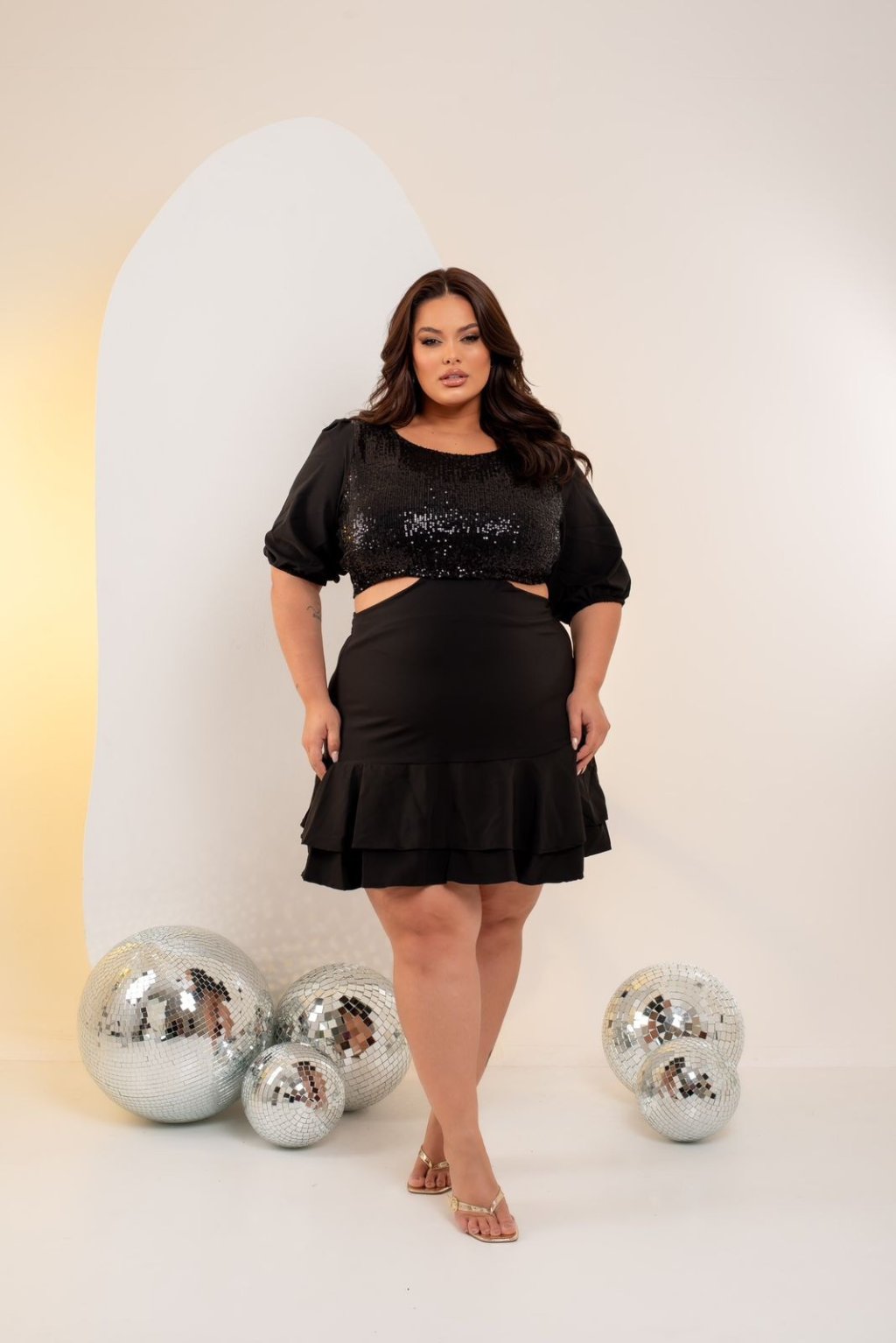 Vestido aberto na lateral com paetê. Ref: 2002