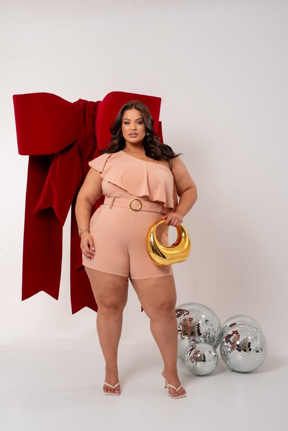 Macaquinho um ombro com babado +cinto ref1941