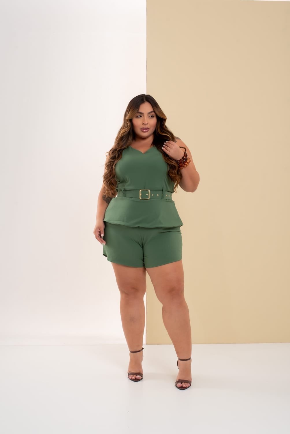 Macaquinho MIDSIZE alça larga com babado no short e cinto ref2196