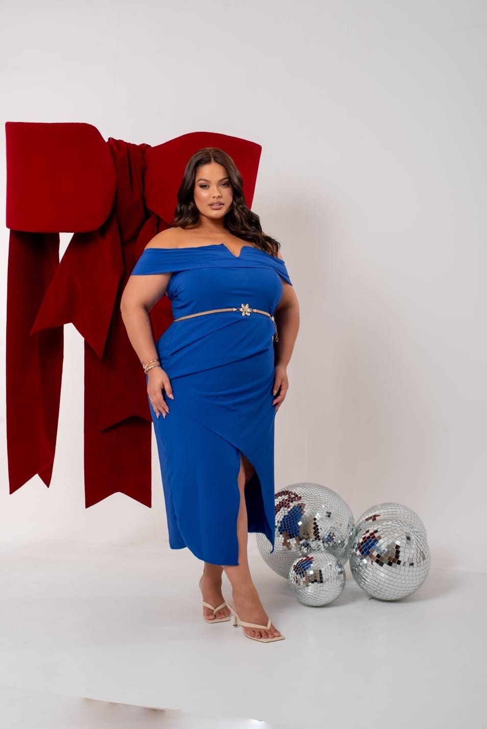 Vestido mid ombro a ombro ou tomara q caia em V e cinto dourado ref1947