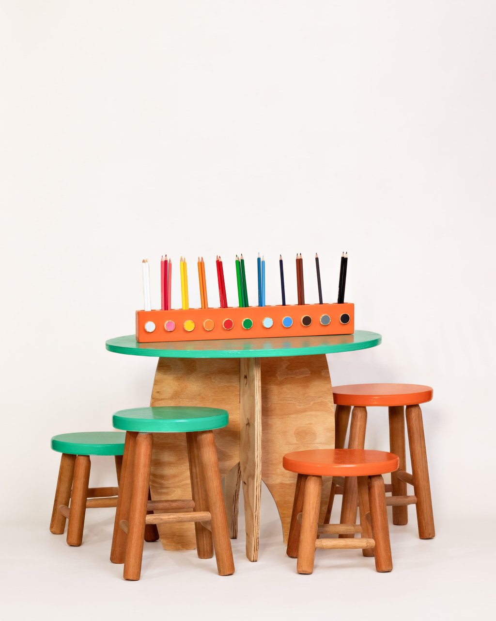 Mesa de Atividades Com banquinhos + Porta Lápis de Colorir Montessori