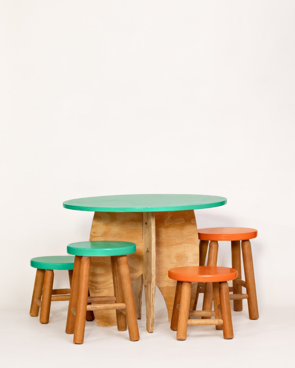 Mesa de Atividades Com banquinhos 