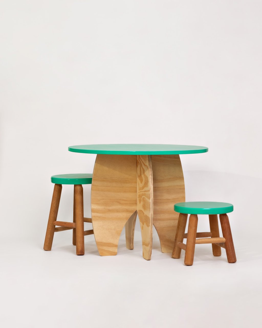 Mesa de Atividades com 2 banquinhos