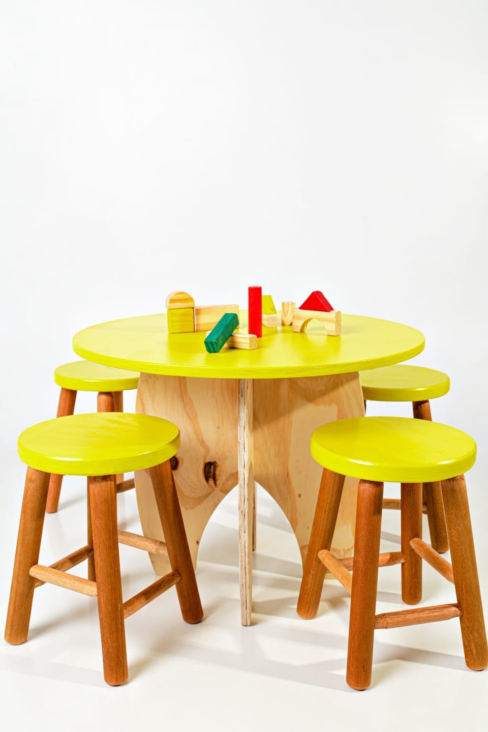 Mesa de Atividades Com banquinhos