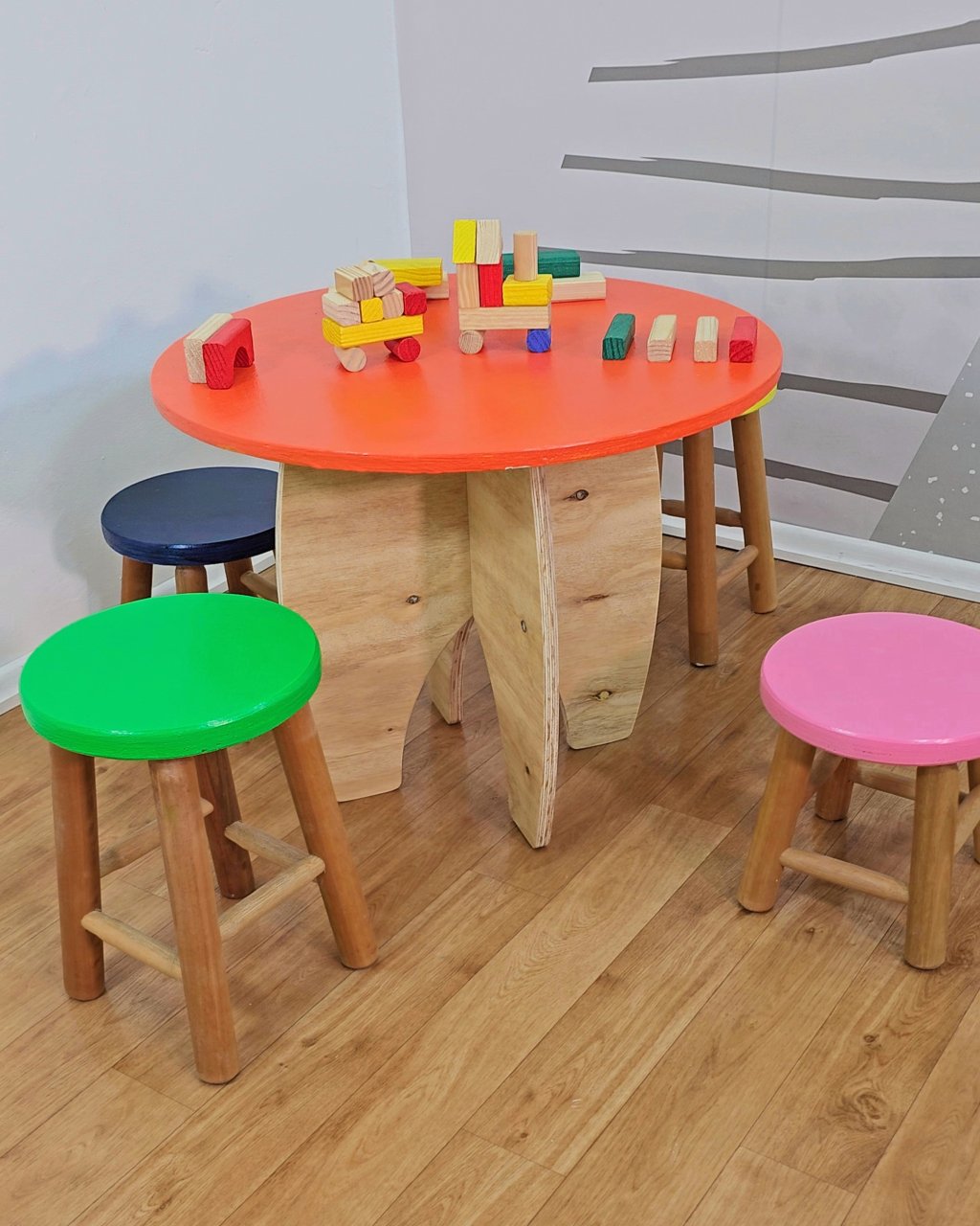 Mesa de Atividades Com banquinhos Coloridos