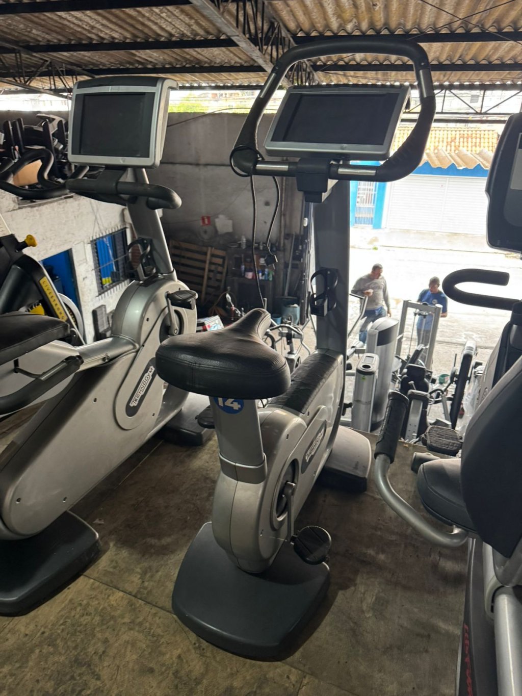 BIKE VERTICAL TECHOGYM