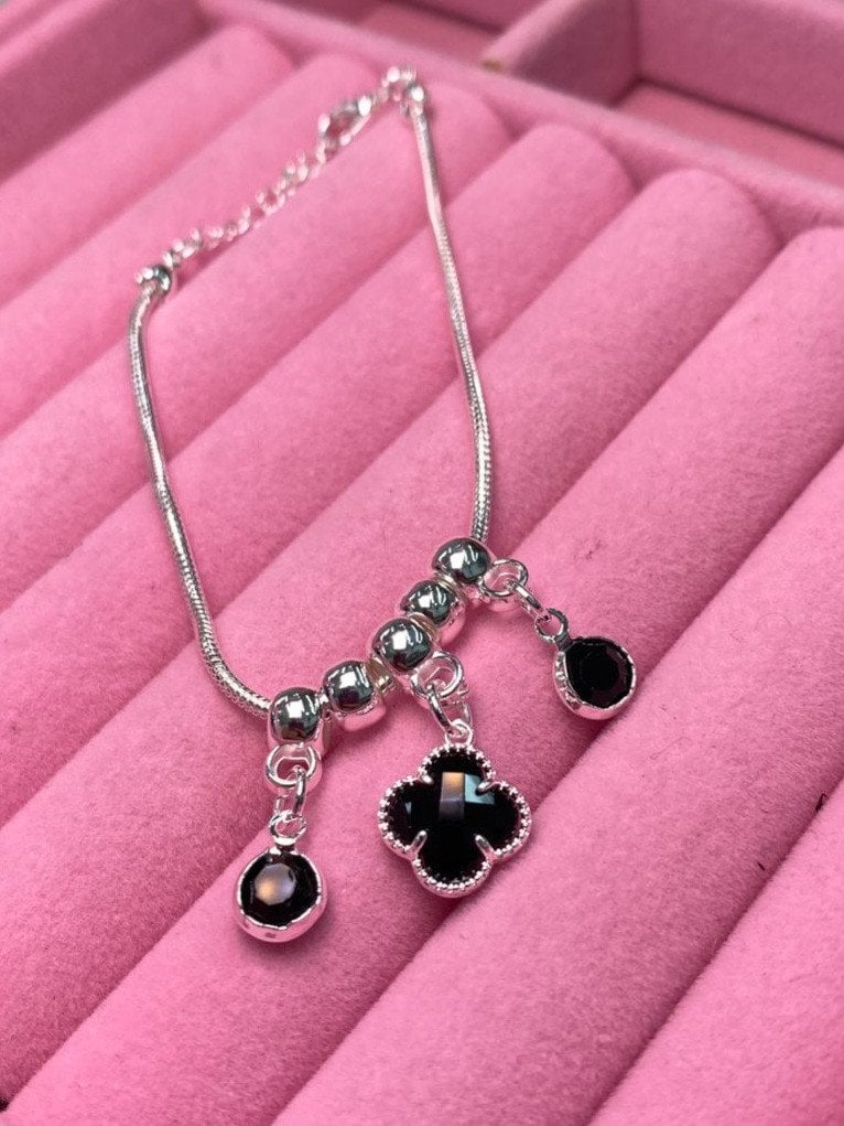 Pulseira Folheada trevo com ponto de luz pretoPrata