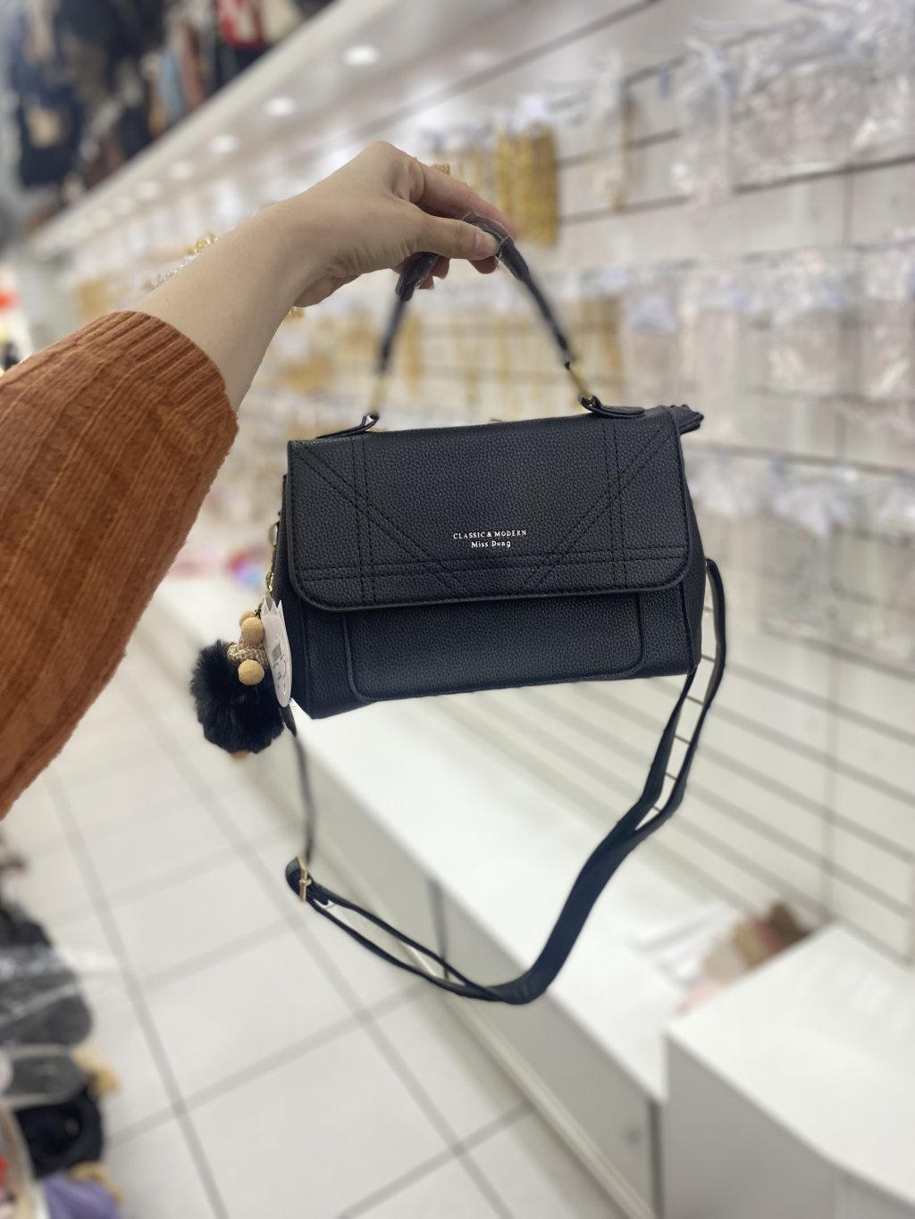 Bolsa preta com chaveiro 