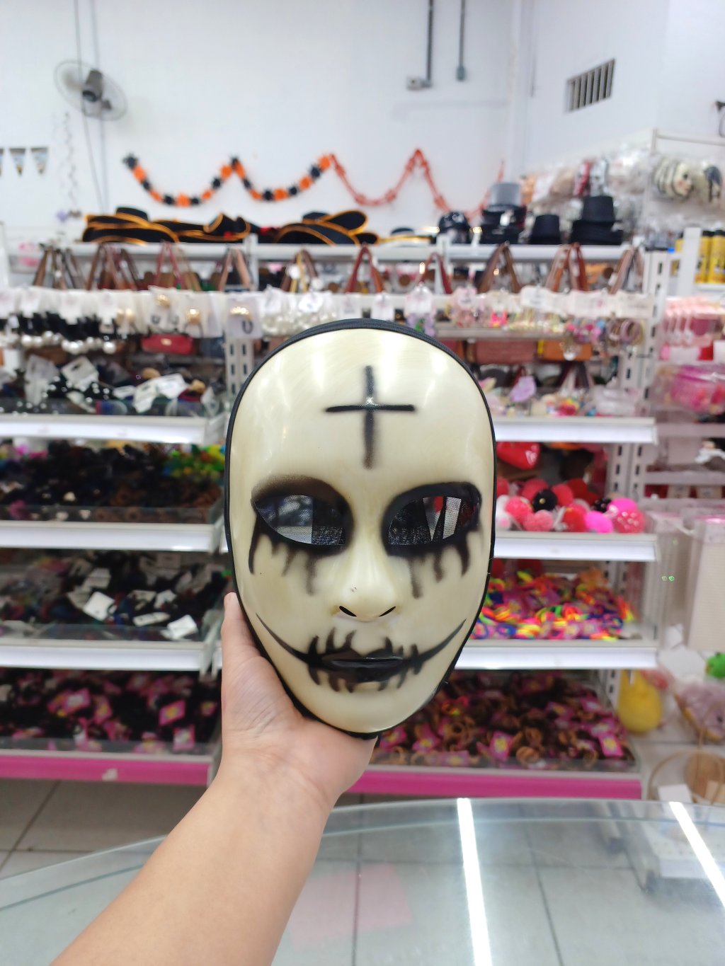 Máscara com Capuz cruz na testa 