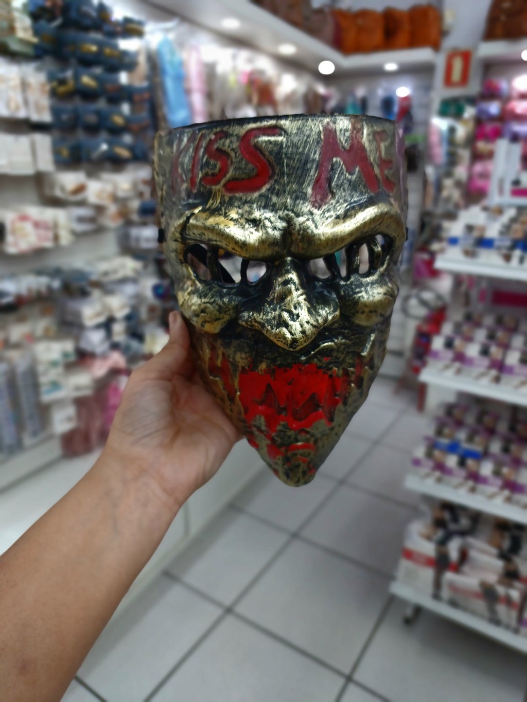 Máscara Kiss me dourada