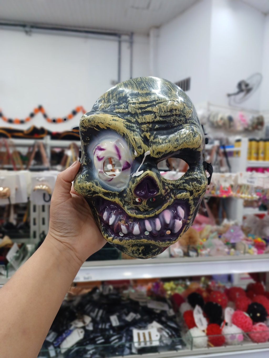 Máscara caveira Roxa com um olho só 