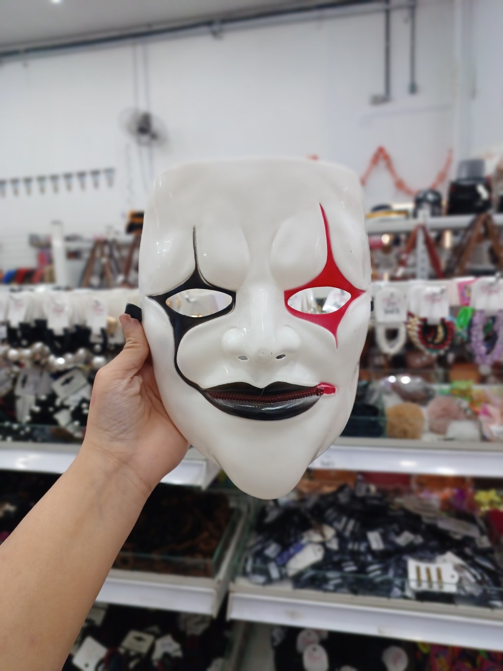 Máscara Rosto Vermelho e Preto