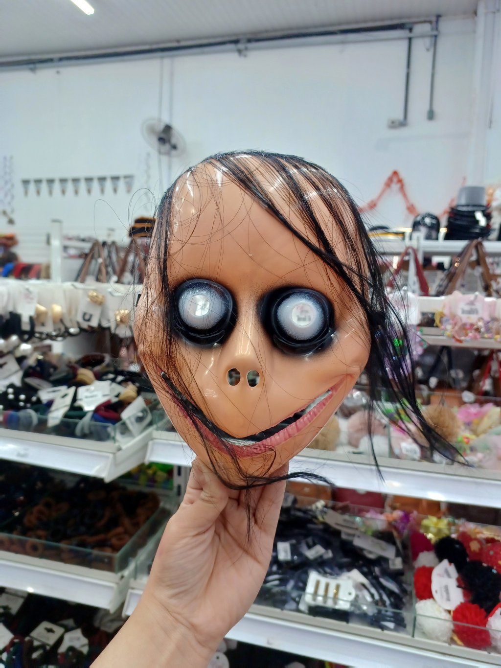 Máscara MOMO com Cabelo 