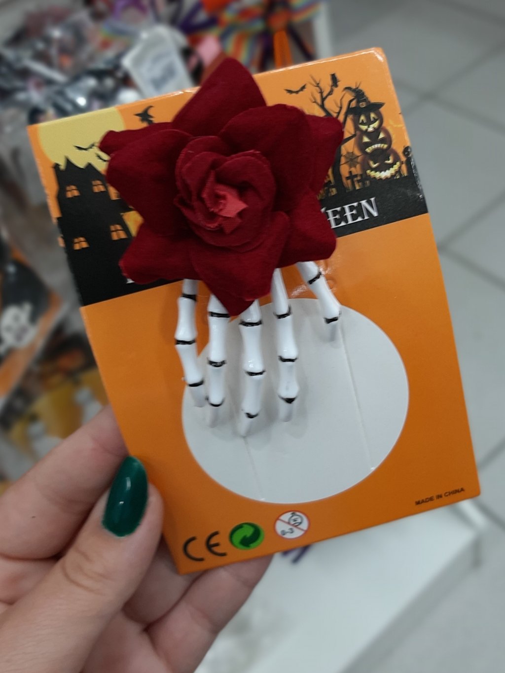 Presilha Mão Esqueleto Com Flor De Veludo