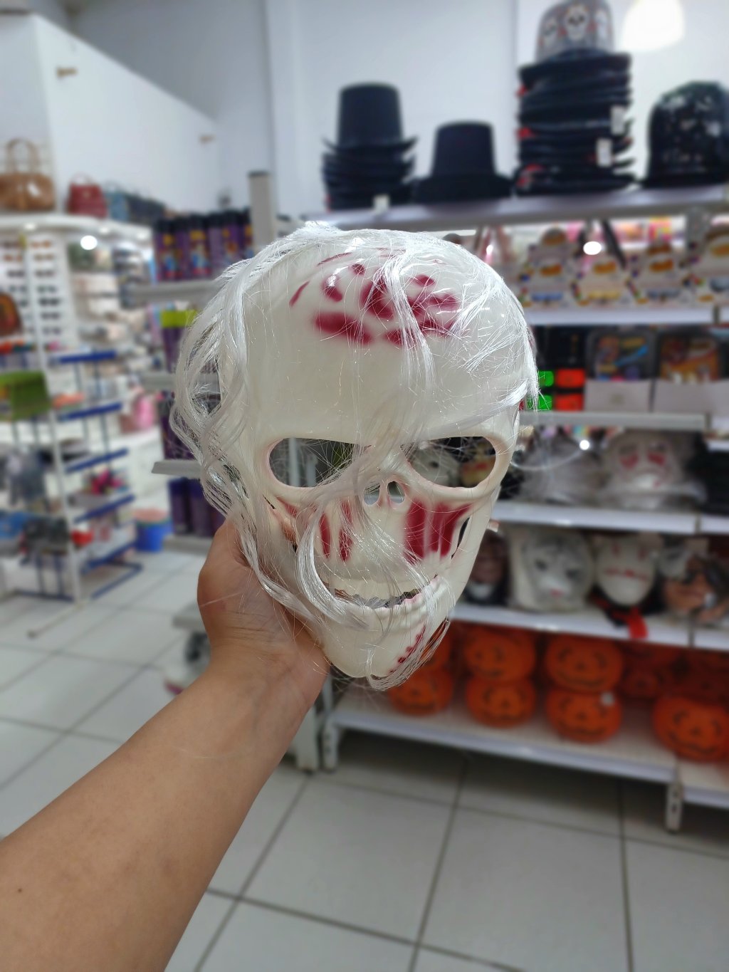 Máscara Caveira Branca com detalhes vermelho e cabelo branco 