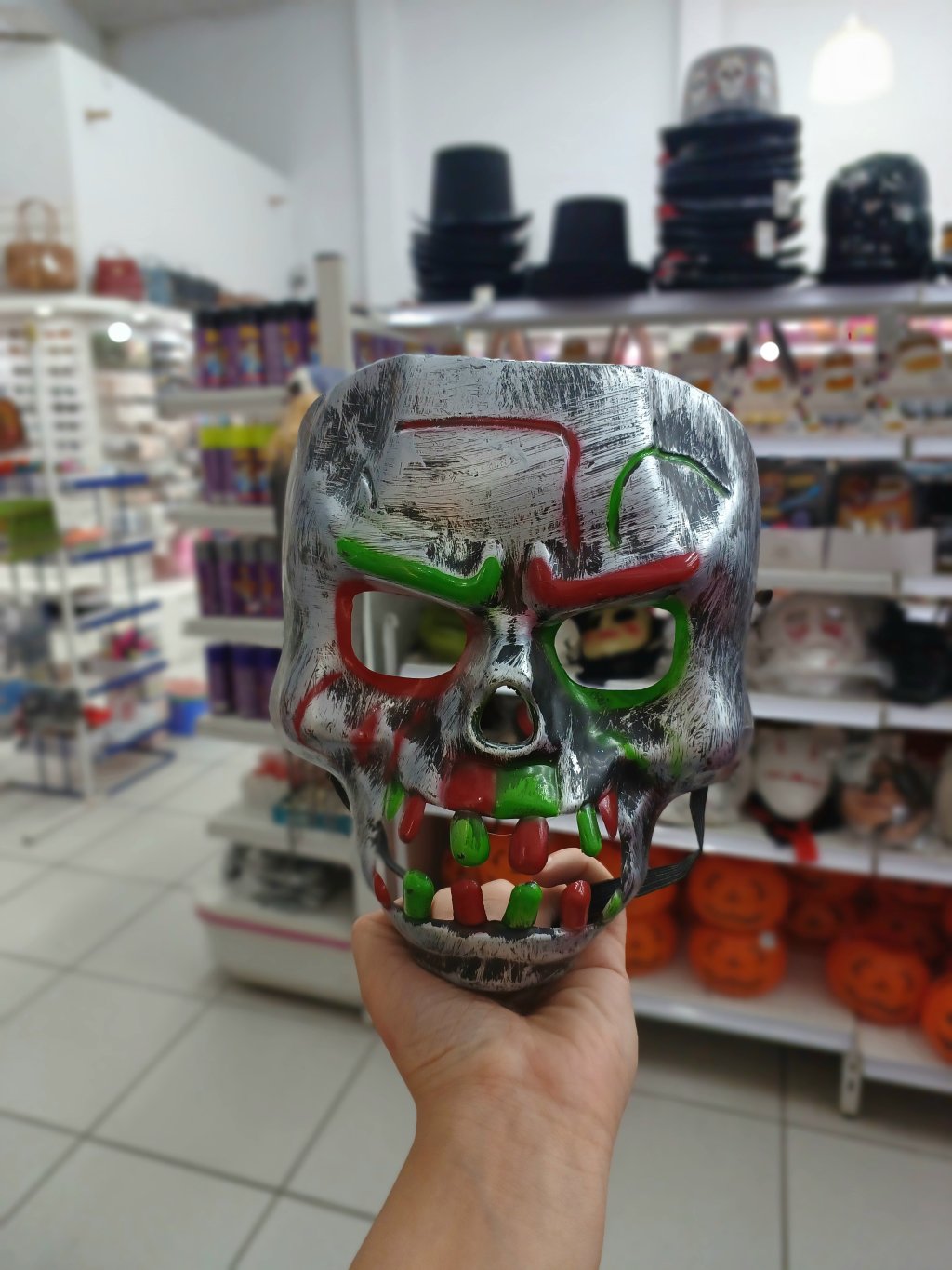 Máscara prata de Caveira com detalhes Verde