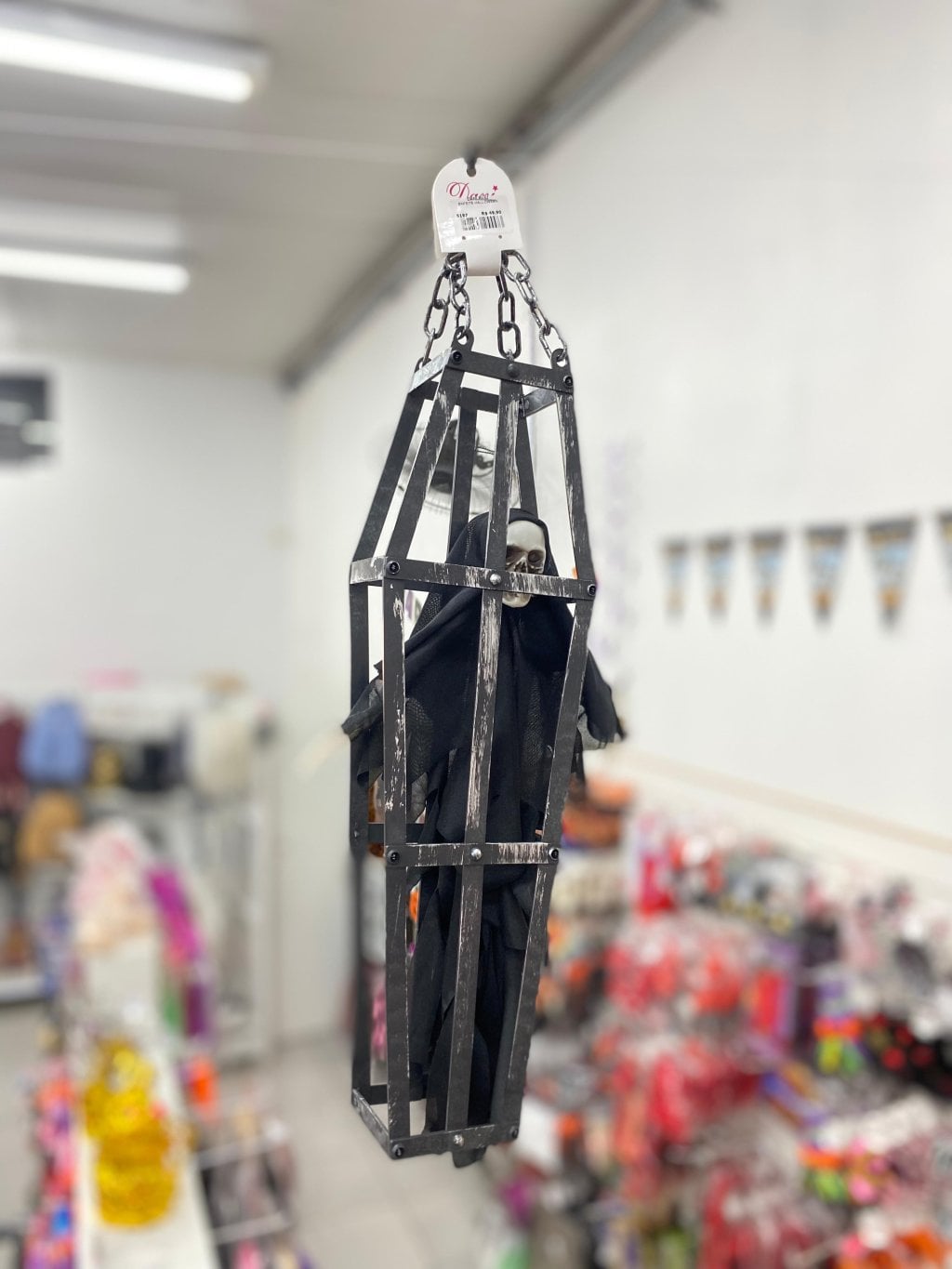 Decoração caveira no caixão 