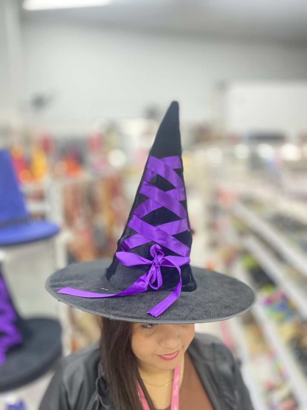 Chapéu de bruxa com fita roxa