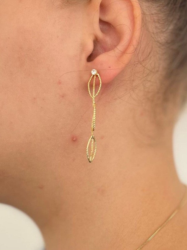 Brinco traçado com ponto de luz