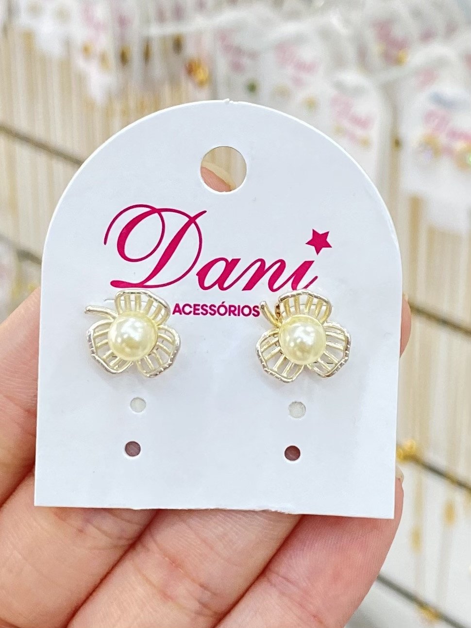 Brinco pérola com pelatas prata