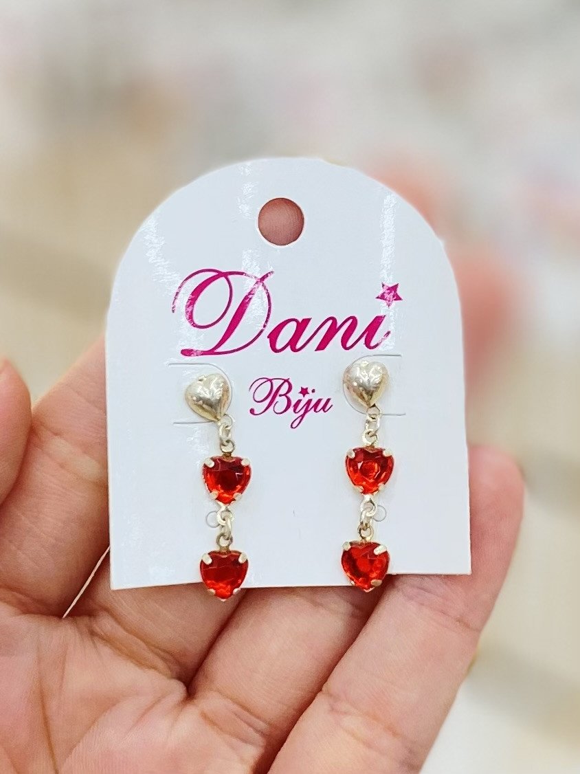 Brinco com pingente de coração vermelho Prata