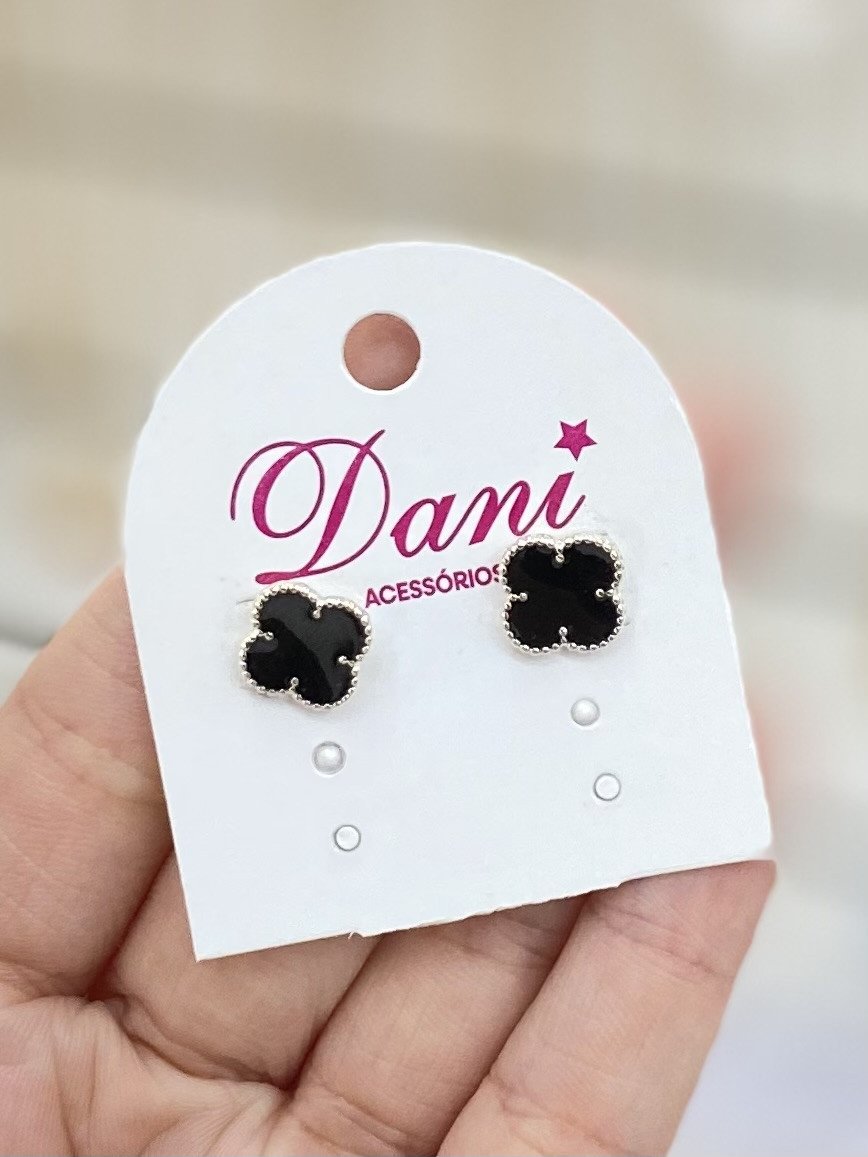 Brinco Trevo preto em prata