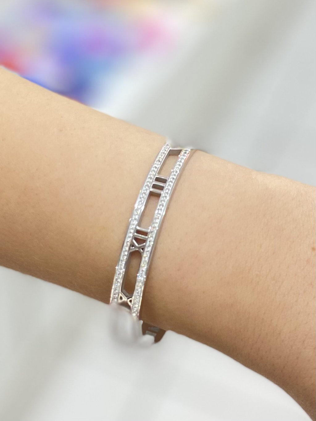 Bracelete com brilho vazado 