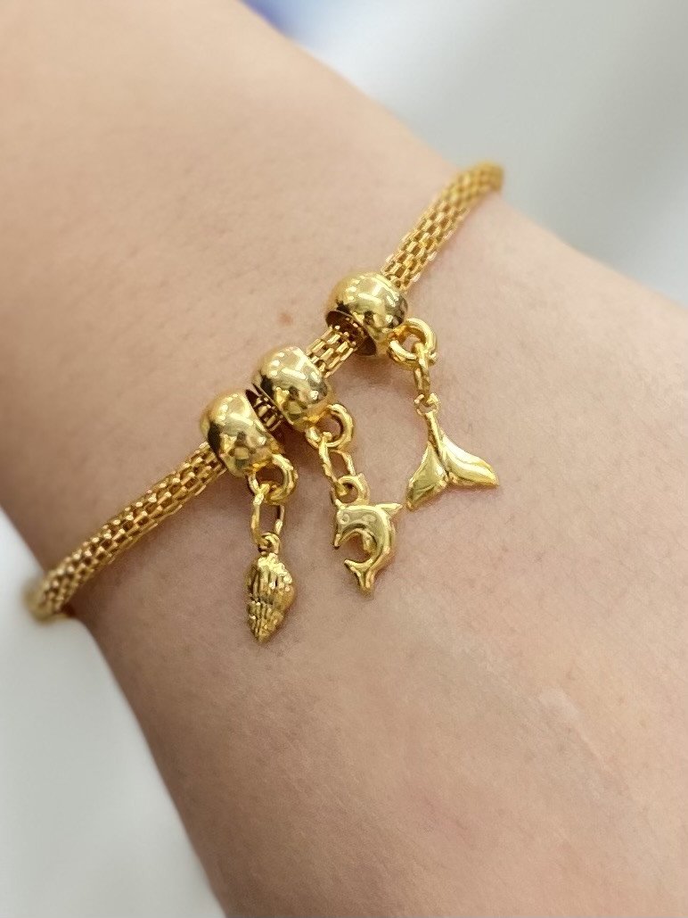 Berloqueira dourada com pingente 